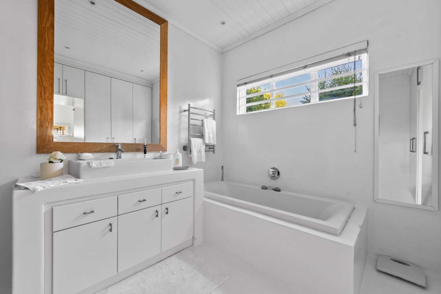 5 Bedroom Property for Sale in Green Point Western Cape